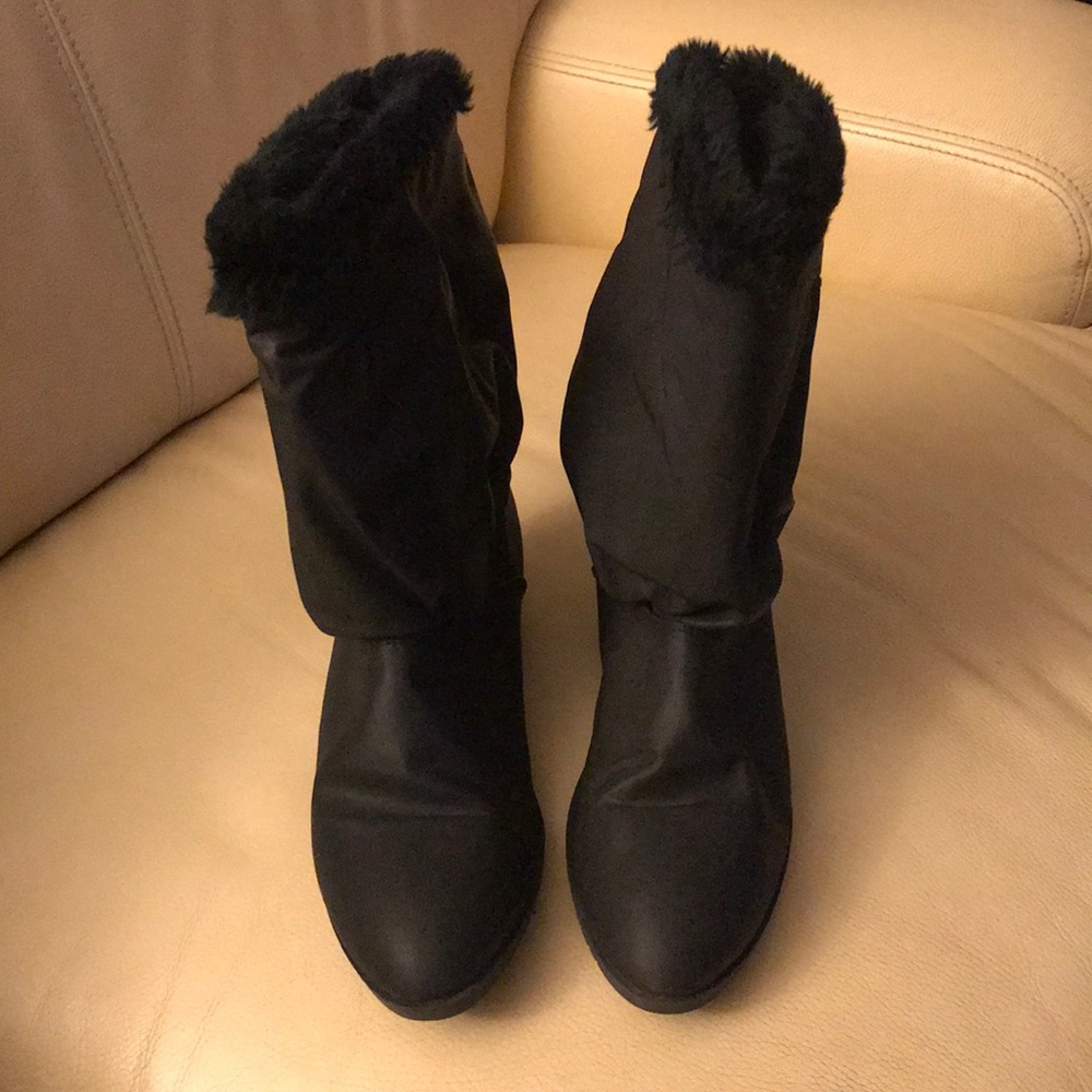 Black winter boots